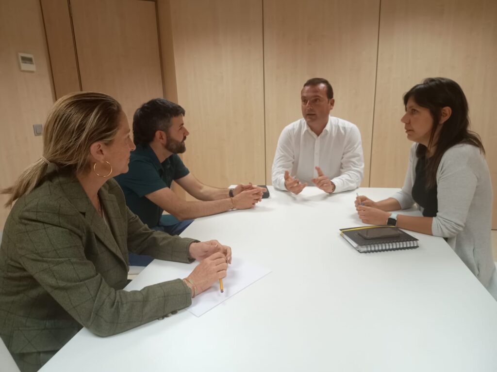 Belén Salvador con el diputado provincial de turismo, Andrés Martínez