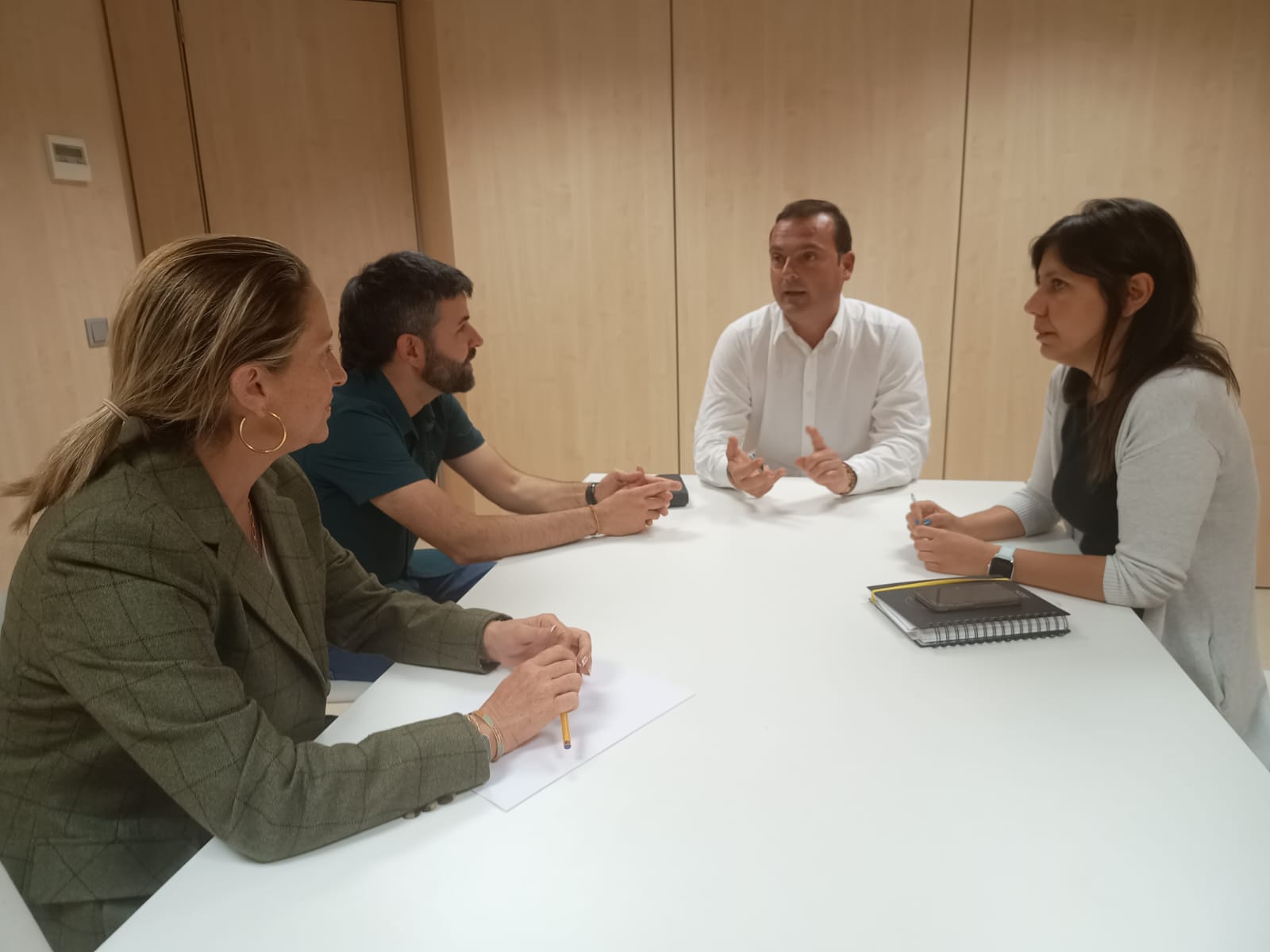 Belén Salvador con el diputado provincial de turismo, Andrés Martínez